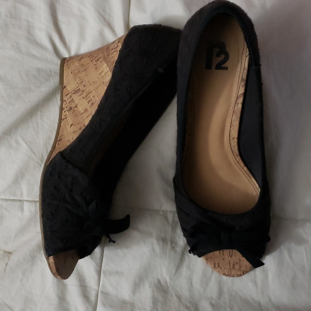 Black wedges